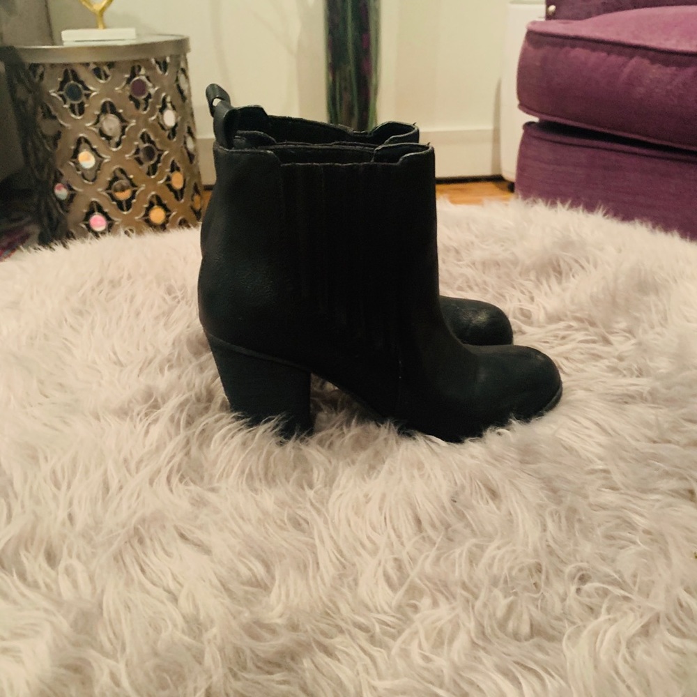 Madden size 5 black booties!